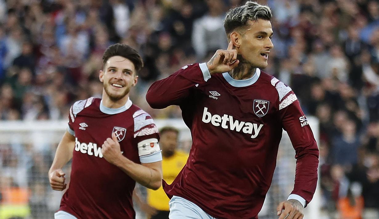 Selebrasi Striker West Ham United, Gianluca Scamacca setelah mencetak gol ke gawang Wolverhampton pada laga Liga Inggris 2022/2023 di London Stadium, London (1/10/2022). Gianluca Scamacca. Gianluca Scamacca meninggalkan Sassuolo untuk bergabung dengan West Ham United pada awal musim 2022/2023 dengan nilai transfer 36 juta euro atau kini setara Rp591 miliar. Hingga kini, pemain yang tengah jadi incaran AC Milan ini telah tampil dalam 27 laga dengan torehan 8 gol. (AFP/Ian Kington)