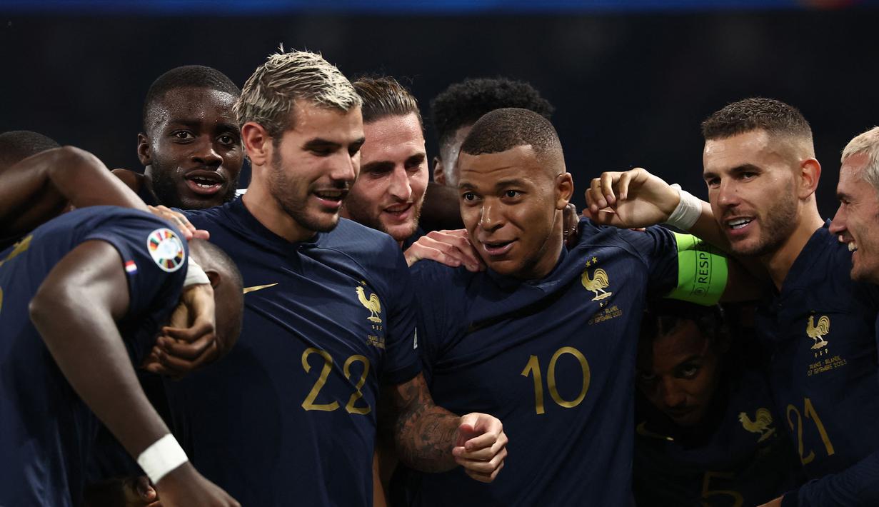 Timnas Prancis masih menjaga hasil sempurna di Grup B Kualifikasi Euro 2024 setelah memetik kemenangan kelima saat menghadapi Republik Irlandia di Parc des Princes Stadium, Paris, Jumat (8/9/2023) dini hari WIB. Kylian Mbappe dkk berhasil menang dengan skor 2-0 lewat gol yang dicetak masing-masing oleh Aurelien Tchouameni pada menit ke-19 dan Marcus Thuram pada menit ke-48. Dengan hasil ini, Timnas Prancis makin kukuh di puncak klasemen Grup B dengan raihan 15 poin, unggul 9 angka atas Belanda di posisi kedua yang baru memainkan 3 laga. (AFP/Franck Fife)