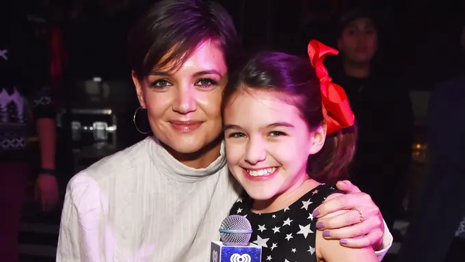 [Bintang] Cantik Seperti Ibunya, Lihat Momen Kembar Suri Cruise dan Katie Holmes yang Menggemaskan