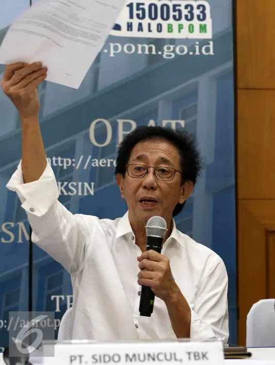Direktur PT Sido Muncul, Irwan Hidayat menunjukan surat laporan analisa saat mengklarifikasi produk Sido Muncul yang diberi label 'Prop 65 Warning' oleh Negara Bagian California, Jakarta, Kamis (14/8/2015). (Liputan6.com/Yoppy Renato)