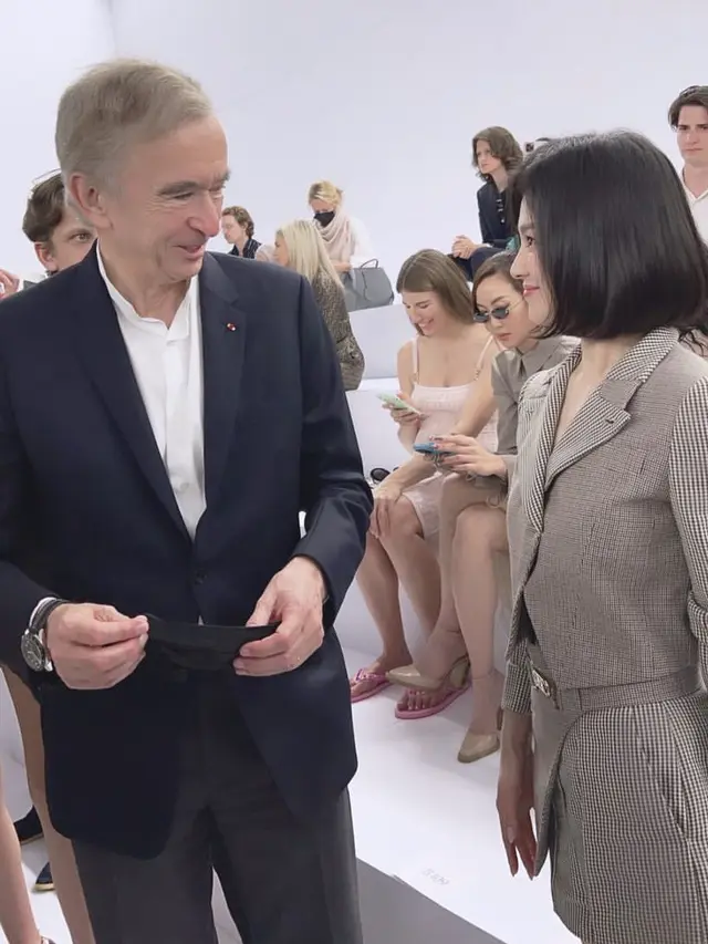 Pesona Song Hye Kyo Bergaya Business Woman di Fendi Paris, credit: @b_jeoun