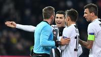 Pemain Juventus melakukan protes kepada wasit  pada laga lanjutan Liga Champions yang berlangsung di stadion Stade de Suisse, Swiss, Kamis (13/12). Juventus kalah 1-2 atas Young Boys. (AFP/Fabrice Coffrini)