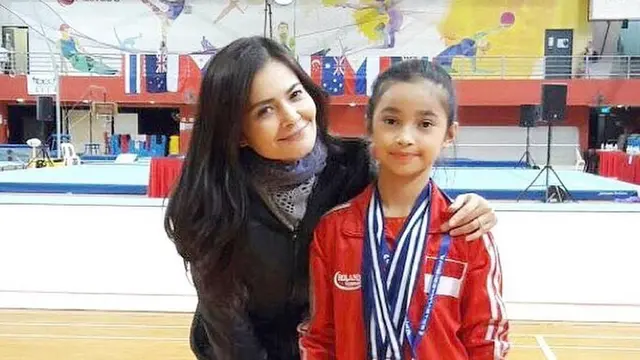 6 Momen Cut Tari Peluk Rangkul Sydney Anaknya dari Kecil Hingga Kini
