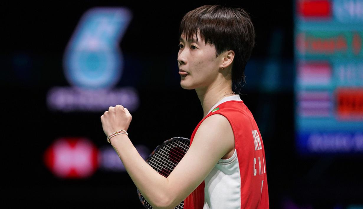 Berbeda dengan set pertama, duel menjadi sengit dan berimbang di game kedua hingga sempat terjadi skor 12-12. Namun, Chen Yu Fei kembali mendominasi permainan dan mengakhiri set ini 21-17. (AP Photo/Kien Huo)