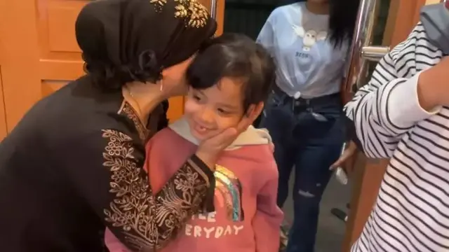 6 Momen Puput Mantan Istri Doddy Sudrajat Jenguk Gala Sky, Disambut Hangat