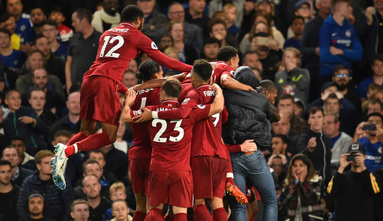 Para pemain Liverpool merayakan gol yang dicetak Daniel Sturridge ke gawang Chelsea pada laga Premier League di Stadion Stamford Bridge, London, Sabtu (29/9/2018). Kedua klub bermain imbang 1-1. (AFP/Glyn Kirk)