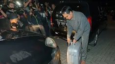 Rumah dinas Bupati Karawang, Jawa Barat, Ade Swara terlihat lenggang dan sepi setelah tim penyidik komisi pemberantas korupsi KPK melakukan pengembangan penyelidikan.