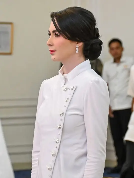 Arumi Bachsin kembali menjadi istri pejabat, setelah suaminya terpilih menjadi Wakil Gubernur Jawa Barat. Tampilan terbarunya pun memukau dengan mengenakan wasta nusantara. [@arumibachsin_94]
