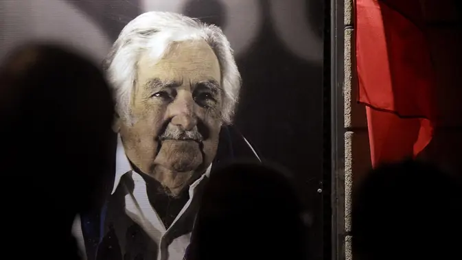 Potret mendiang Presiden Uruguay Jose Mujica terpampang di markas besar partai Frente Amplio di Montevideo pada tanggal 13 Mei 2025. (Dante Fernandez/AFP)