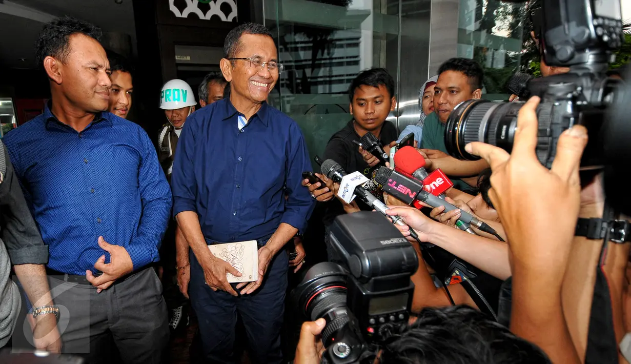 Dahlan Iskan memenuhi panggilan penyidik pidana khusus Kejaksaan Agung, Jakarta, Rabu (17/6/2015). Dahlan diperiksa sebagai saksi kasus dugaan korupsi pengadaan 16 mobil listrik di 3 perusahaan milik BUMN senilai Rp32 miliar. (Liputan6.com/Yoppy Renato)