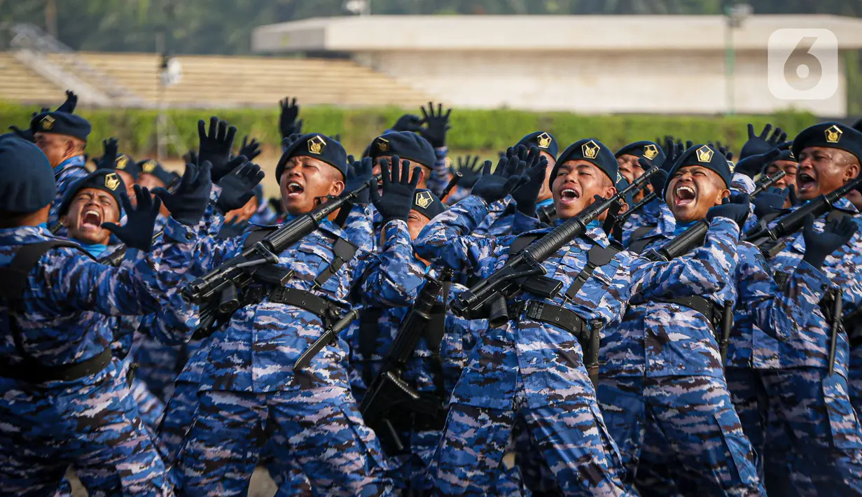 Kemudian manuver Jupiter Aerobatic Team (JAT) TNI AU yang menerbangkan pesawat latih KT-1B Wongbee, bersama Tim Dynamic Pegasus TNI AU yang menerbangkan helikopter Colibri. (Liputan6.com/Faizal Fanani)