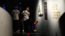 Gelandang Jerman, Mesut Ozil, menendang bola saat memperkenalkan jersey yang akan digunakan untuk Piala Dunia 2018 di Berlin, Selasa (7/11/2017). Dengan jersey ini Der Panser akan berjuang mempertahankan gelar juara dunia. (AFP/Odd Andersen)