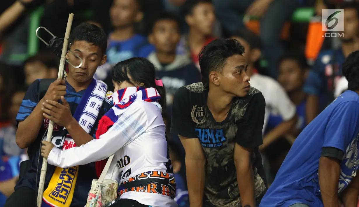 Suporter tim Singo Edan berpelukan saat menyaksikan kekalahan Arema FC melawan Persija dilanjutan Liga 1 Indonesia di Stadion Patriot Candrabhaga, Bekasi, Jumat (2/6). Arema FC menyerah 0-2 dari Persija. (Liputan6.com/Helmi Fithriansyah)