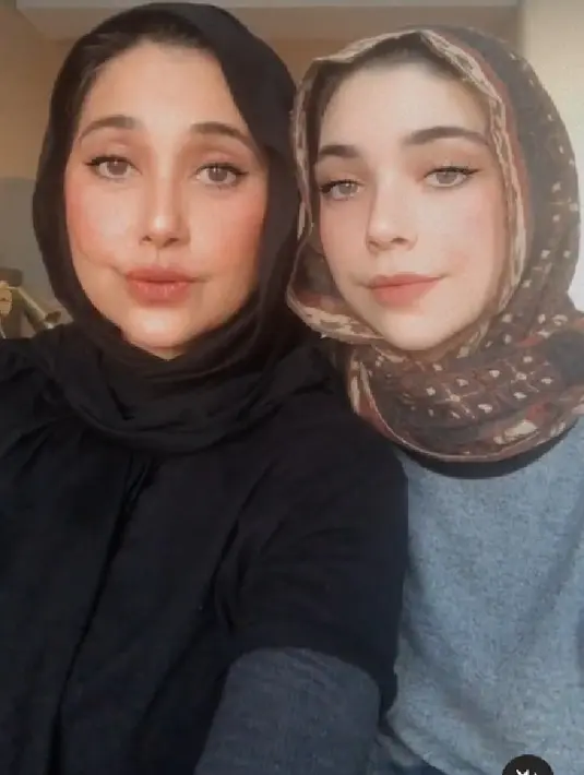 <p>Kecantikan Ayu Azhari memang seperti tak lekang oleh waktu. Setelah memutuskan untuk mengenakan hijab, Ayu Azhari beberapa waktu belakangan, sering tampil bersama anak perempuannya Isabelle Tramp, anak dari suaminya Mike Tramp. Mari kita lihat potret kompak nan memesona dari ibu-anak yang bak kembar ini. Foto: Instagram.</p>