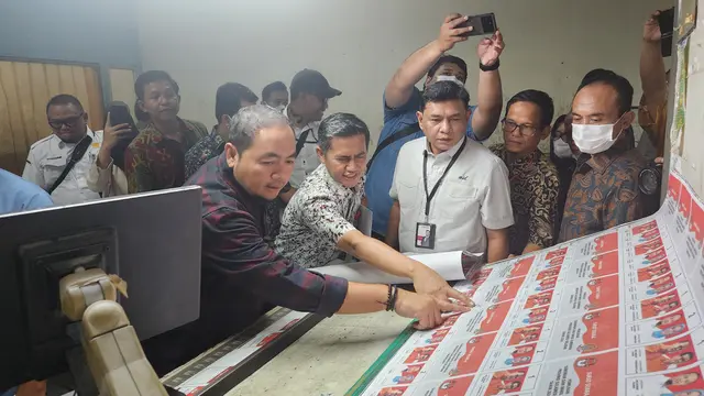 Ketua KPU RI, Mochammad Afifuddin saat meninjau pencetakan surat suara di percetakan PT Antar Surya Jaya, Surabaya, Jawa Timur.