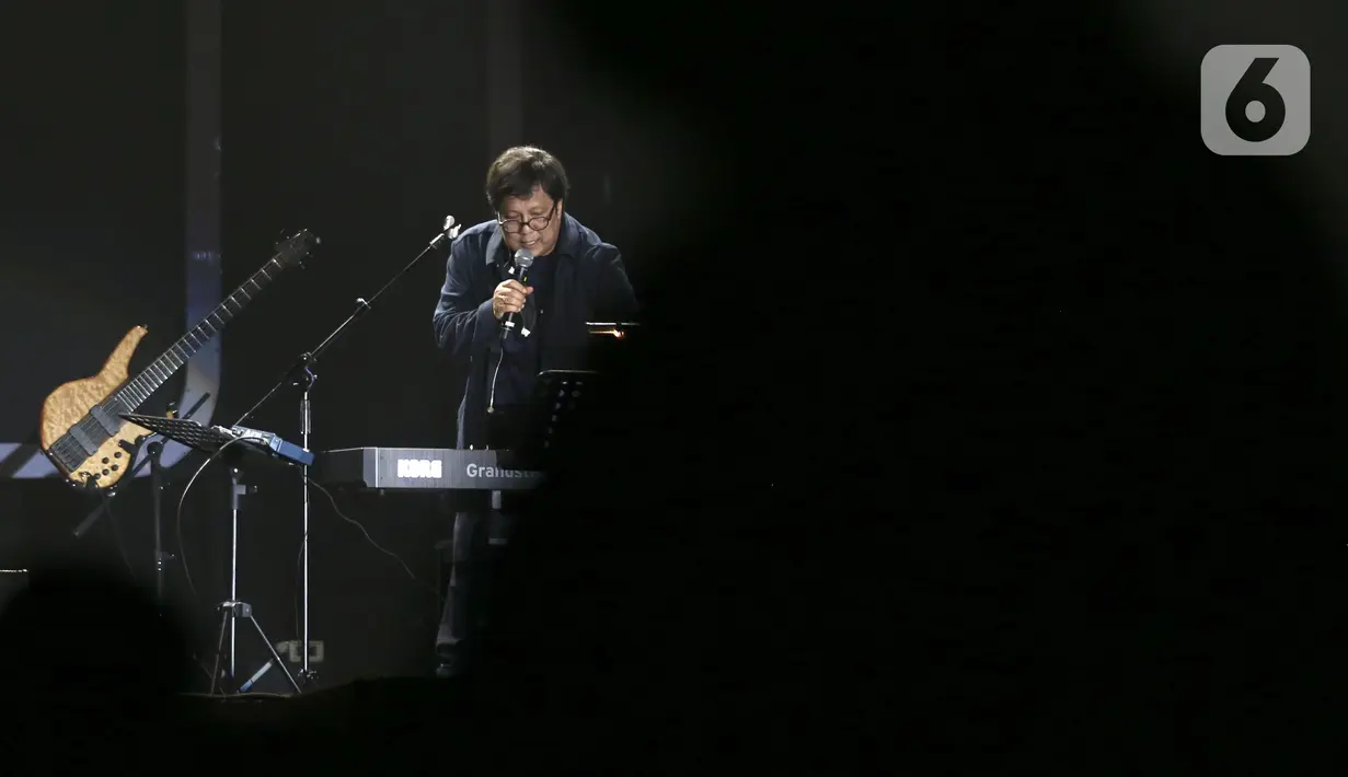 Komposer Erwin Gutawa saat tampil pada hari pertama BNI Java Jazz Festival 2022 di JIExpo Kemayoran, Jakarta, Jumat (27/5/2022). Java Jazz Festival 2022 digelar pada 27-29 Mei setelah vakum selama dua tahun akibat pandemi COVID-19. (Liputan6.com/Johan Tallo)