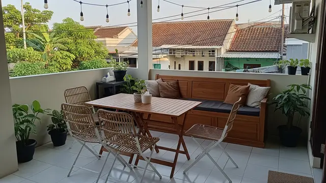 Desain Teras Rumah Sederhana yang Membuat Rumah Terasa Lebih Rapi dan Fungsional Model Multifungsi dengan Furnitur Adaptif