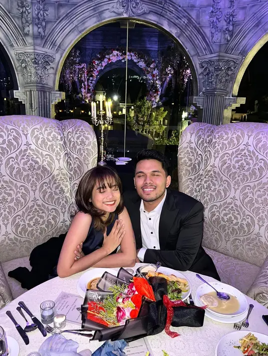Fuji dan Thariq Halilintar saat makan malam romantis di sebuah restoran mewah. Terlihat ada beberapa hidangan dan bucket bunga di meja maka mereka. Keduanya putus sejak ulang tahun Thariq Halilintar di tanggal 29 Januari 2023 kemarin. (Instagram/fuji_an)