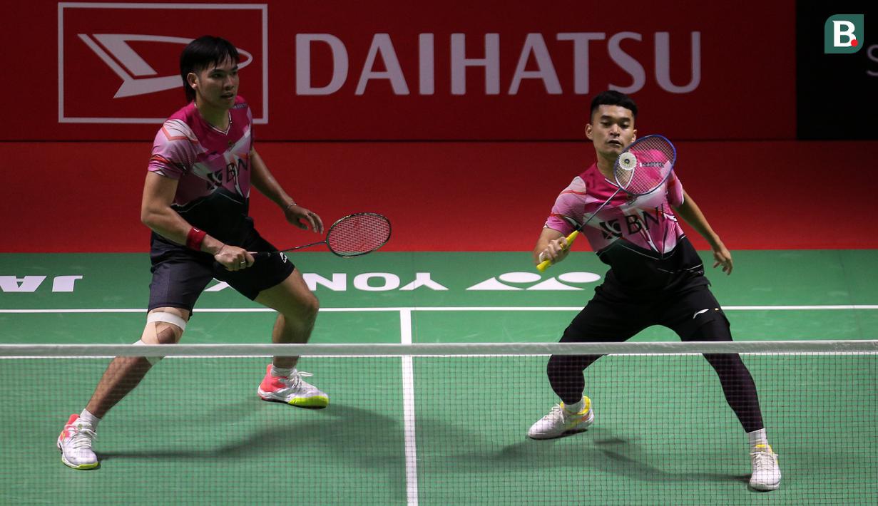 Pebulutangkis ganda putra Indonesia, Leo Rolly Carnando/Daniel Marthin gagal mengembalikan kok saat bertanding melawan pebulutangkis ganda putra Jepang, China, Keiichiro Matsui/Yoshinori Takeuchi pada laga perempatfinal Indonesia Masters 2023 di Istora Senayan, Jakarta, Jumat (27/01/2023). Leo/Daniel menang dengan skor 21-13, 21-11. (Bola.com/Bagaskara Lazuardi)