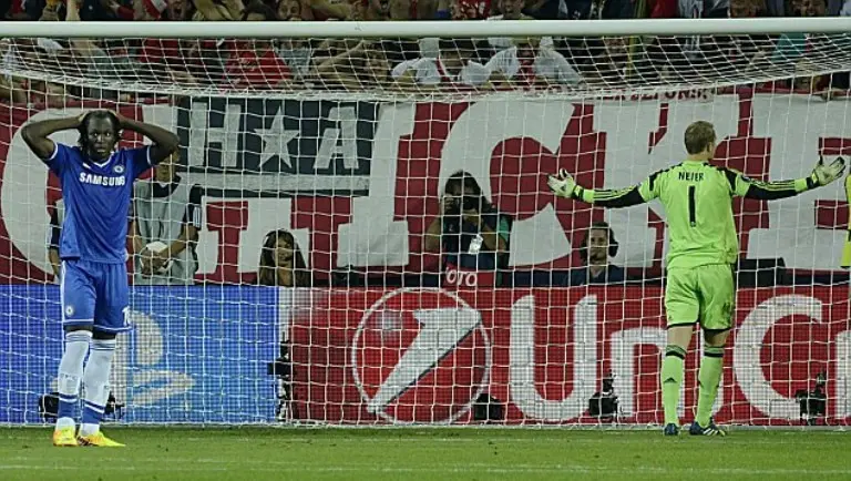 Ekspresi Romelu Lukaku setelah gagal mengeksekusi penalti ke gawang Bayern Munchen pada Piala Super Eropa 2013. (Daily Mail). 
