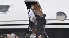 Romelu Lukaku, (kedua dari kiri) saat mendarat di Bandara Ciampino, Roma, Selasa (29/8/2023). (Alfredo Falcone/LaPresse via AP)