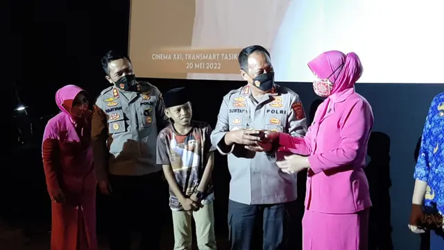 Kapolda Jabar Irjen Pol. Suntana bersama Arul Miftahul Huda, pemeran utama dalam pemutaran film 'Arul Hadiah Terbaik' di Cinema XXI Tasikmalaya, Jumat (20/5/2022). (Liputan6.com/Jayadi Supriadin)