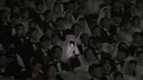 Pengantin wanita bermain smartphone-nya dalam upacara pernikahan massal di Cheong Shim Peace World Center, Gapyeong, Korea Selatan, Jumat, (7/2/2020). Wabah virus corona yang melanda sejumlah wilayah di dunia tidak menghalangi antusias warga Korsel mengikuti acara itu. (AP Photo/Ahn Young-joon)