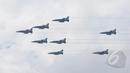 Aksi manuver jet tempur TNI AU meramaikan acara peringatan HUT ke-69 TNI AU di Lanud Halim Perdanakusuma, Jakarta, Kamis (9/4/2015). Acara tersebut menampilkan demo darat dan atraksi udara. (Liputan6.com/Herman Zakharia)