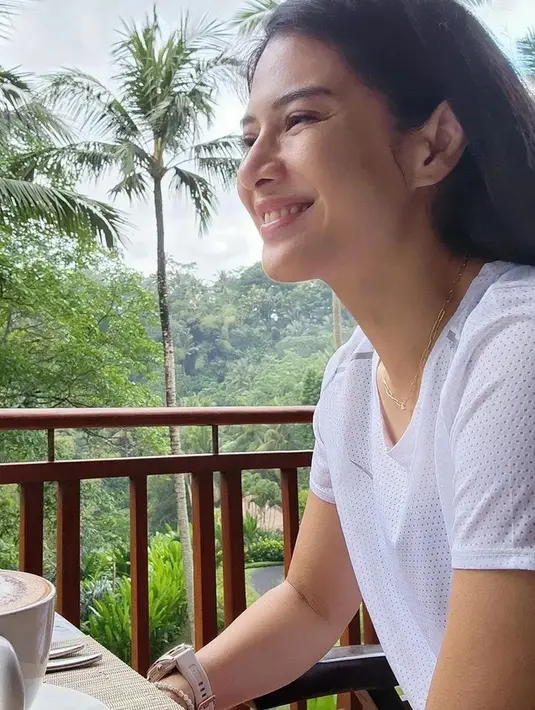 "Ubud we love you," tulis Dian pada keterangan foto yang ia unggah tersebut. Dian Sastro tersenyum saat menikmati secangkir kopi dengan latar pemandangan Ubud, Bali yang begitu indah dan tenang saat pagi hari. (Instagram/therealdisastr)