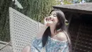 Saat sedang bersantai, gadis 18 tahun ini memilih model cut off shoulder dress dengan motif yang cantik. Perpaduan warna biru dan putih, membuat penampilan Mawar semakin ceria. (Liputan6.com/IG/@mawar_eva)