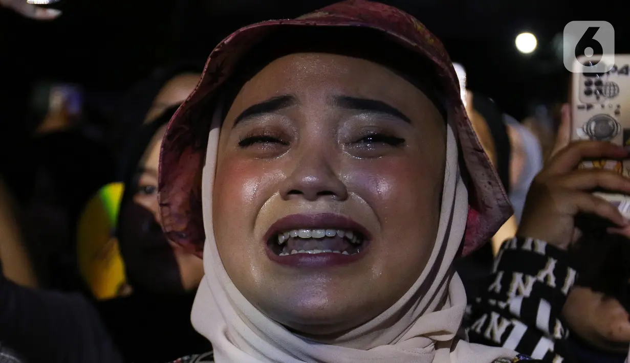 Sejumlah penonton tampak histeris sampai meneteskan air mata menyaksikan band kawakan tersebut. (Liputan6.com/Herman Zakharia)