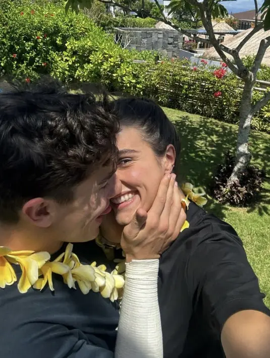 Di potret lain keduanya tampil serasi dengan outfit serba hitam. Gemas banget! [@marcmarquez93/@gemmpinto]