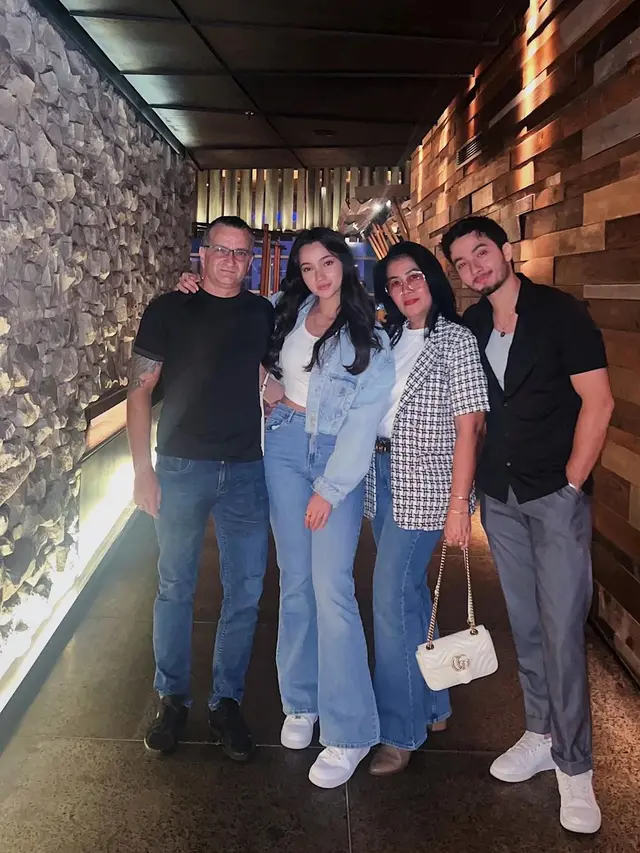 Bryan Domani birthday dinner bareng ortu dan adik, Megan Domani (Foto: instagram megandomani1410)