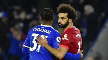 Pemain Leicester City Ademola Lookman (kiri) memeluk pemain Liverpool Mohamed Salah pada akhir pertandingan sepak bola Liga Inggris di Stadion King Power, Leicester, Inggris, 28 Desember 2021. Leicester City menang 1-0. (AP Photo/Rui Vieira)