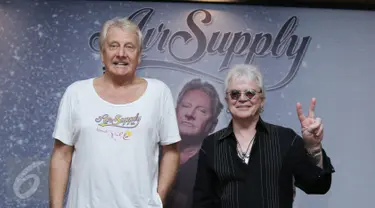 Grup musik Air Supply berpose seusai jumpa pers di kawasan Sudirman, Jakarta, Rabu (1/3). Air Supply menggelar konser yang di beri nama 40 th Anniversary - "Celebration of love" pada 3/3/2017 di Kota Kasablanka. (Liputan6.com/Herman Zakharia)