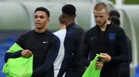 Bek Inggris Trent Alexander-Arnold (kiri) dan gelandang Eric Dier saat latihan di St George's Park di Burton-on-Trent, Inggris tengah, (4/9). Inggris akan bertanding melawan Spanyol laga persahabatan internasional 8 September. (AFP Photo/Paul Ellis)