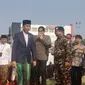 Presiden Joko Widodo (Jokowi) usai menjadi pembina apel peringatan Hari Santri Nasional di Tugu Pahlawan Surabaya, Jawa Timur. (Liputan6.com/Dicky Agung Prihanto)