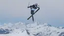 Juara Olimpiade musim dingin Selandia Baru, Kelly Sildaru dari Estonia beraksi di resor ski Cardrona di Queenstown, (27/8). (Iain McGregor/Winter Games NZ via AP)