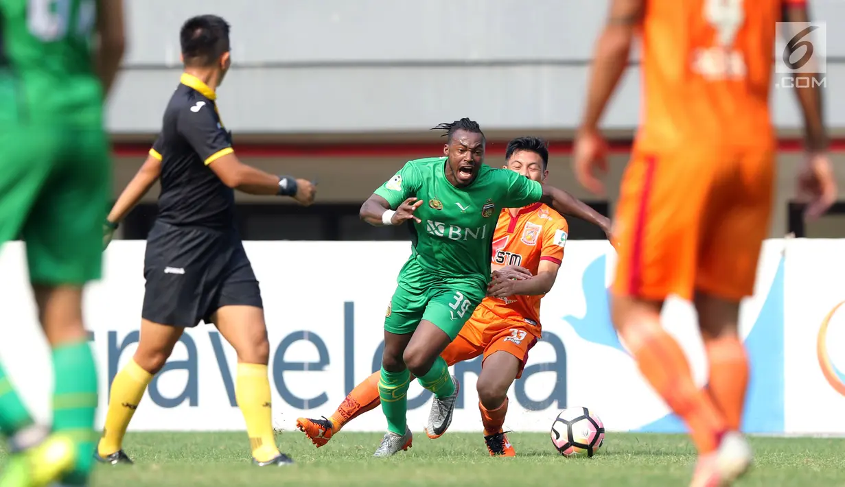 Penyerang Bhayangkara FC, Guy Junior Nke Ondoua (tengah) berusaha lolos dari kawalan pemain Borneo FC pada lanjutan Liga 1 Indonesia di Stadion Patriot Candrabhaga, Bekasi, Rabu (20/9). Bhayangkara FC unggul 2-1. (Liputan6.com/Helmi Fithriansyah)