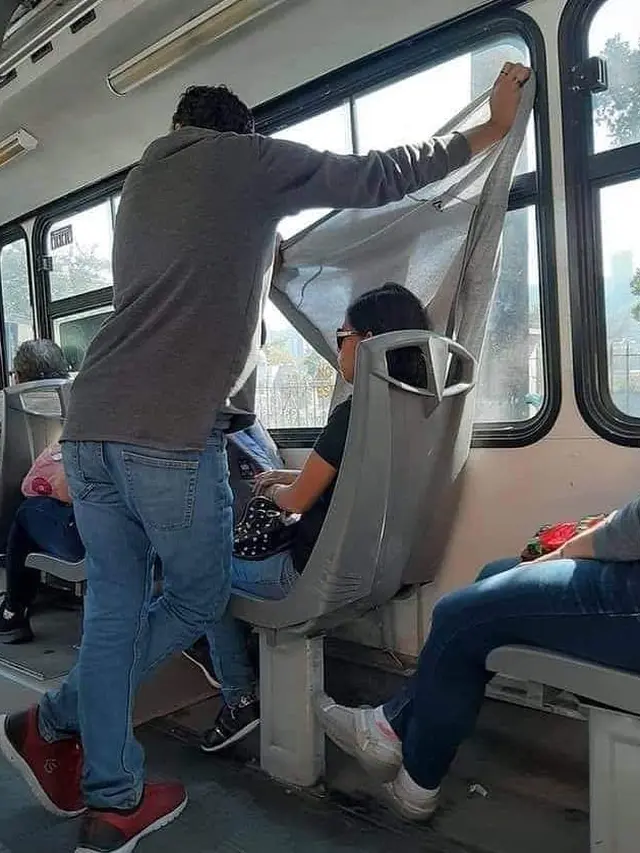 5 Potret Kocak Orang Pacaran di Angkutan Umum, Serasa Dunia Milik Berdua