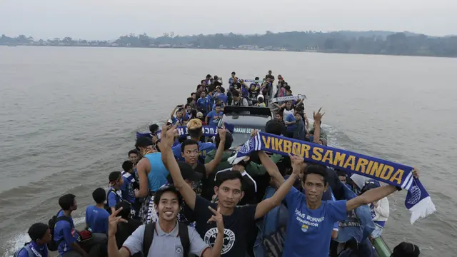 Bobotoh Naiki Kapal Feri