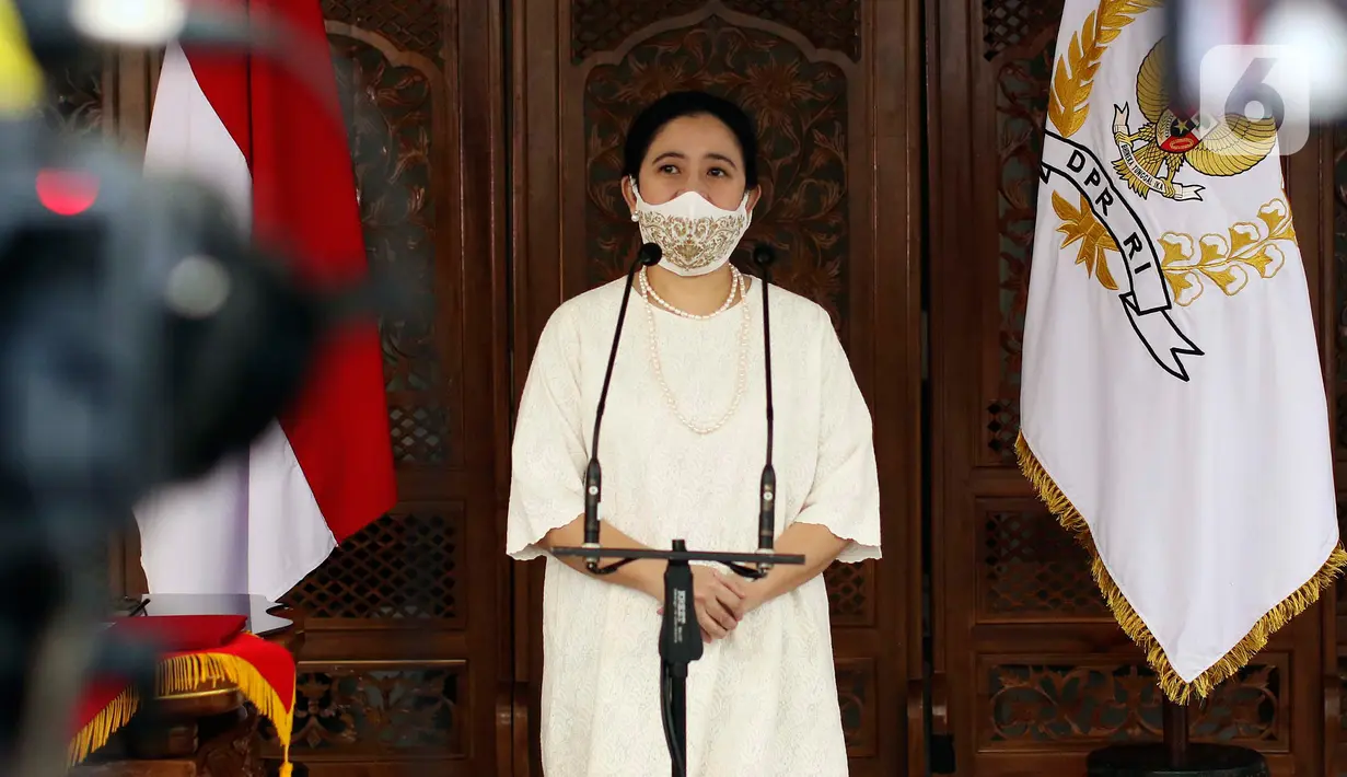 Ketua DPR Puan Maharani selaku pembaca UUD 1945 mengikuti Upacara Peringatan Hari Lahir Pancasila secara Virtual di Kediamannya, Jakarta, Senin (1/6/2020).  Tak seperti biasanya Upacara kali ini dilakukan secara Virtual guna memutuskan Rantai Penyebaran Covid-19. (Liputan6.com/Johan Tallo)