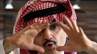 Alwaleed bin Talal saat menjelaskan ke awak media terkait niat beramalnya di Riyadh, Arab Saudi, Rabu (1/7/2015). Alwaleed berjanji akan memberikan hartanya senilai USD 32 miliar, atau Rp 427 triliun untuk kepentingan amal. (AFP/Fayez Nureldine)