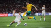 Pemain Timnas Indonesia,&nbsp;Rizky Ridho, berusaha menghadang pemain Australia,&nbsp;Craig Goodwin, pada laga kedua Grup C Kualifikasi Piala Dunia 2026 Zona Asia di Stadion Utama Gelora Bung Karno (SUGBK), Jakarta Pusat, pada Selasa (10/9/2024). (Bola.com/Bagaskara Lazuardi)