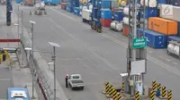 Petugas keamanan melakukan pengecekan kendaraan di Terminal Peti Kemas (TPK) Koja, Pelabuhan Tanjung Priok, Jakarta, Selasa (25/10). (Liputan6.com/TPK Koja)