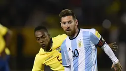Pemain timnas Argentina, Lionel Messi mendapat kawalan pemain Ekuador, Renato Ibarra pada Kualifikasi Piala Dunia 2018, di Stadion Atahualpa, Rabu (11/10). Hat-trick Messi membawa Argentina lolos ke Piala Dunia dengan skor 3-1. (Rodrigo BUENDIA / AFP)