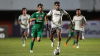 Pemain Persib Bandung, Ricky Kambuaya menggiring bola saat laga pekan kelima BRI Liga 1 2022/2023 antara PSS Sleman melawan Persia Bandung di Stadion Maguwoharjo, Sleman, Jumat (19/08/2022). (Bola.com/Bagaskara Lazuardi)