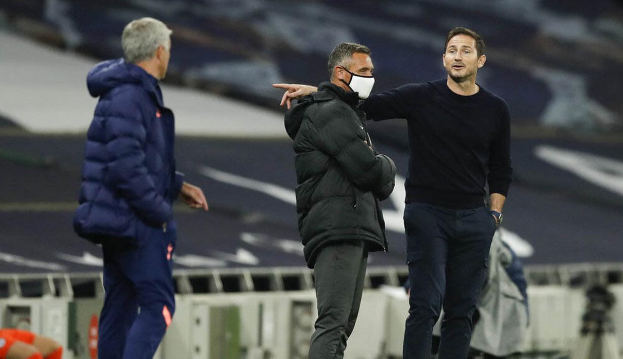 Ucapan Mou sontak membuat mantan gelandang Timnas Inggris ini meradang dan akhirnya keduanya terlibat adu mulut dari pinggir lapangan. (Matt Dunham/Pool via AP)