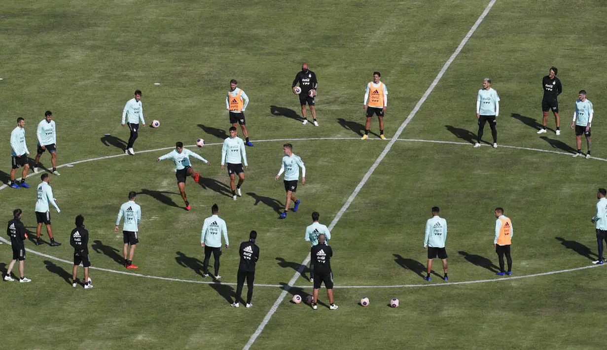 Para pemain Timnas Argentina melakukan latihan jelang laga Kualifikasi Piala Dunia 2022 di La Paz, Bolivia, Senin (12/10/2020). Argentina akan berhadapan dengan Bolivia. (AP Photo/Juan Karita)