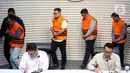 Mendra SB; Anggota Dewan Perwakilan Rakyat Daerah (DPRD) Kabupaten Ogan Komering Ulu periode 2024-2029, Robi Vertigo; Wakil Ketua Dewan Perwakilan Rakyat Daerah (DPRD) Kabupaten Ogan Komering Ulu periode 2024-2029, Parwanto; dan Ahmat Thoha (memakai rompi tahanan dari kiri ke kanan) saat mengikuti rilis penetapan penahanan di Gedung Merah Putih Komisi Pemberantasan Korupsi (KPK), Jakarta, Kamis 20 November 2025. (Liputan6.com/Helmi Fithriansyah)